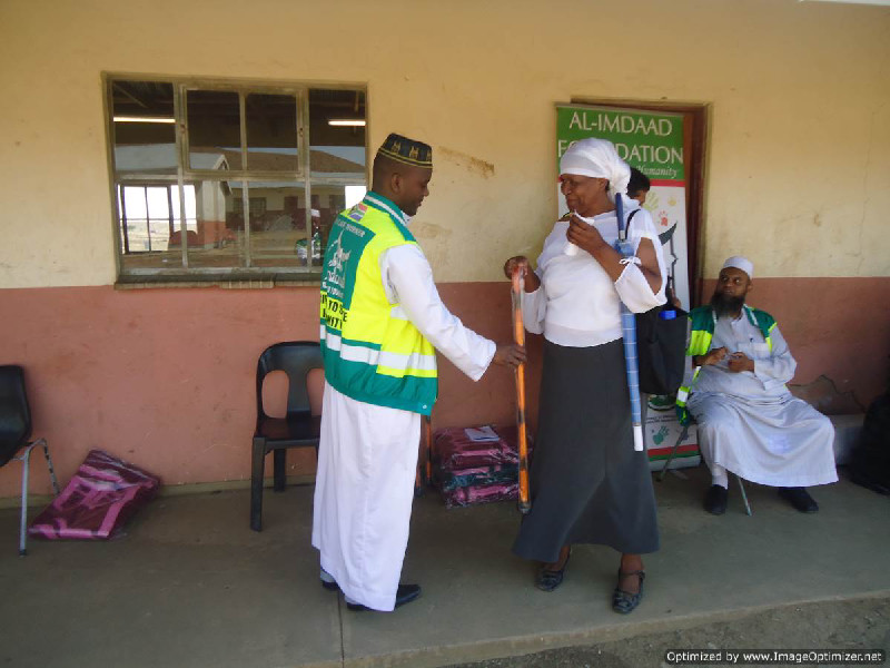 Al-Imdaad in partnership with the Islamic Medical Association and OSS hosted a medical outreach program in Kwamanzini area, Ladysmith.  Al-Imdaad also handed out walking sticks and blankets.