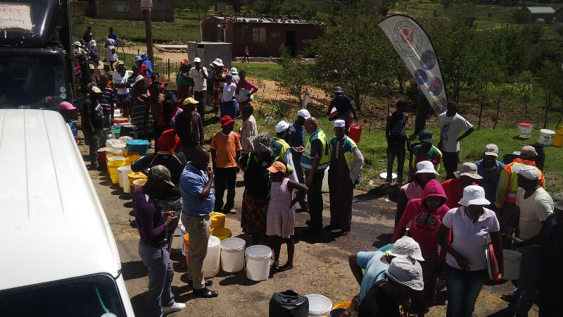 Al-Imdaad Foundation’s teams distributing water to townships in the QwaQwa area
