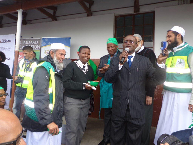 The Al-Imdaad Foundation launched the Make Breakfast Possible project at the Hector Peterson High School in Zwelisha, Eastern Cape. The launch was attended by the premier of the Province, Mr Phumlo Masualle who thanked the Al-Imdaad Foundation and also encouraged the learners to focus on their studies