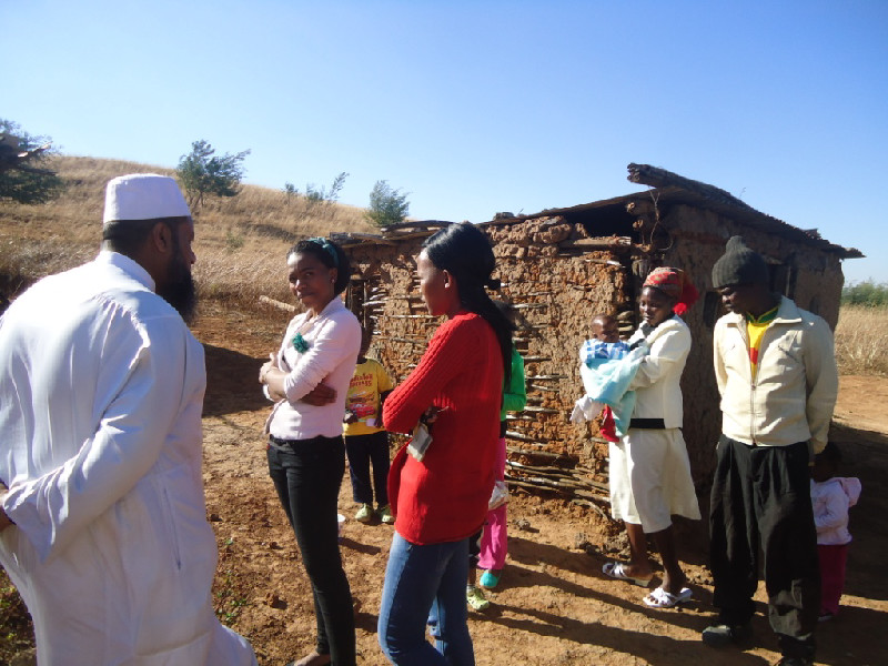 Al-Imdaad Foundation together with Department of Social Development and Operation Sukuma sakhe distributed blankets, mattresses and kitchen utensils to a needy family living in harsh conditions.