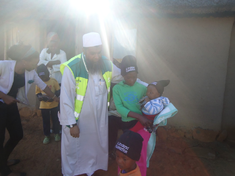 Al-Imdaad Foundation together with Department of Social Development and Operation Sukuma sakhe distributed blankets, mattresses and kitchen utensils to a needy family living in harsh conditions.
