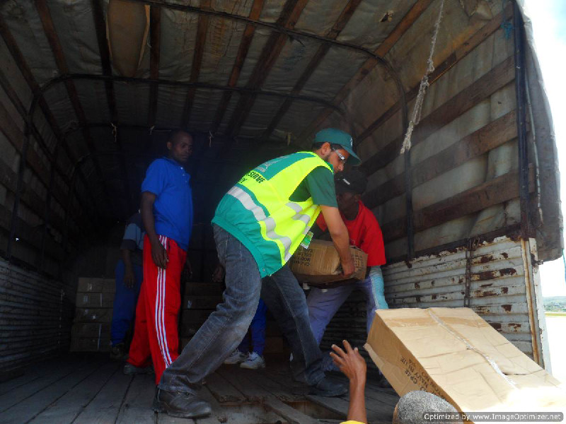 The Al-Imdaad Foundation team loaded the emergency relief items onto trucks and despatched them to different distribution points.