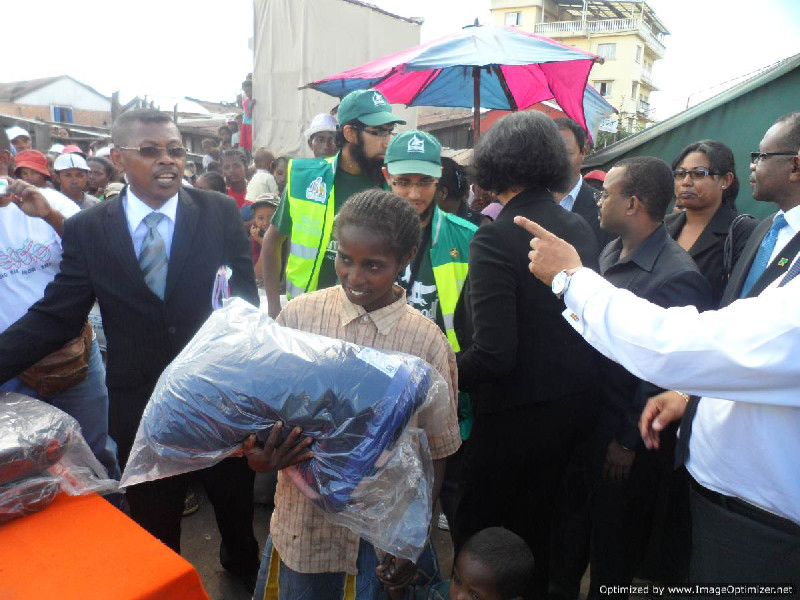 The South African Deputy Minister of DIRCO and the Minister of Foreign Affairs of Madagascar personally distributed blankets and food alongside the Al-Imdaad Foundation to the victims of cyclones who showed much appreciation.