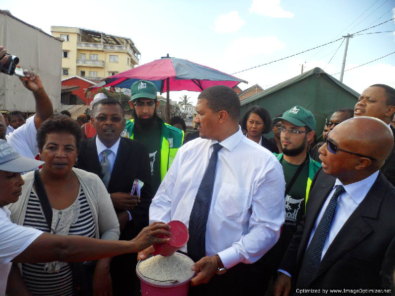 The South African Deputy Minister of DIRCO and the Minister of Foreign Affairs of Madagascar personally distributed blankets and food alongside the Al-Imdaad Foundation to the victims of cyclones who showed much appreciation.